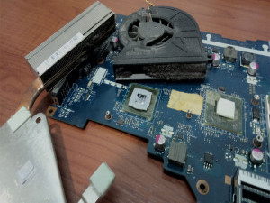 Καθαρισμός στο λάπτοπ Toshiba C660 και αλλαγή ανεμιστήρα